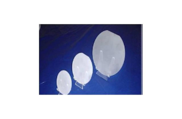 Пластины сапфира Ø100, Ø150 и Ø200 мм после односторонней полировки и формирования базового среза